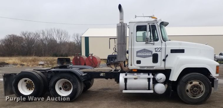 image for item GJ9166 2001 Mack CH613 semi truck