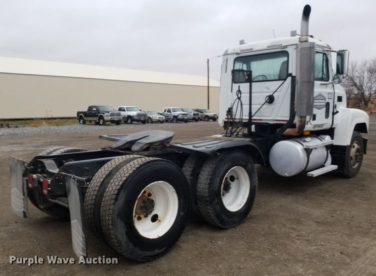 image for item GJ9166 2001 Mack CH613 semi truck