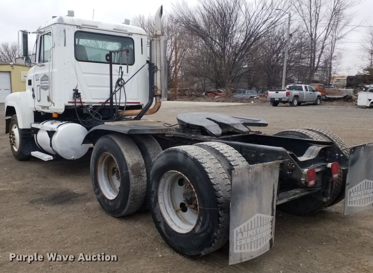 image for item GJ9166 2001 Mack CH613 semi truck