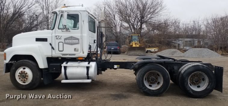 image for item GJ9166 2001 Mack CH613 semi truck