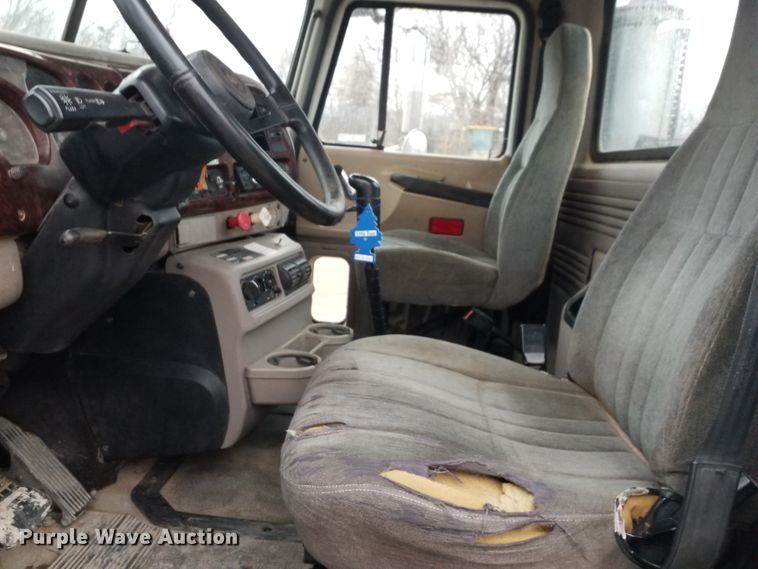 image for item GJ9166 2001 Mack CH613 semi truck