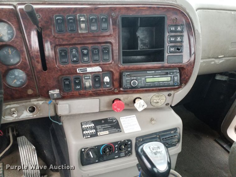 image for item GJ9166 2001 Mack CH613 semi truck