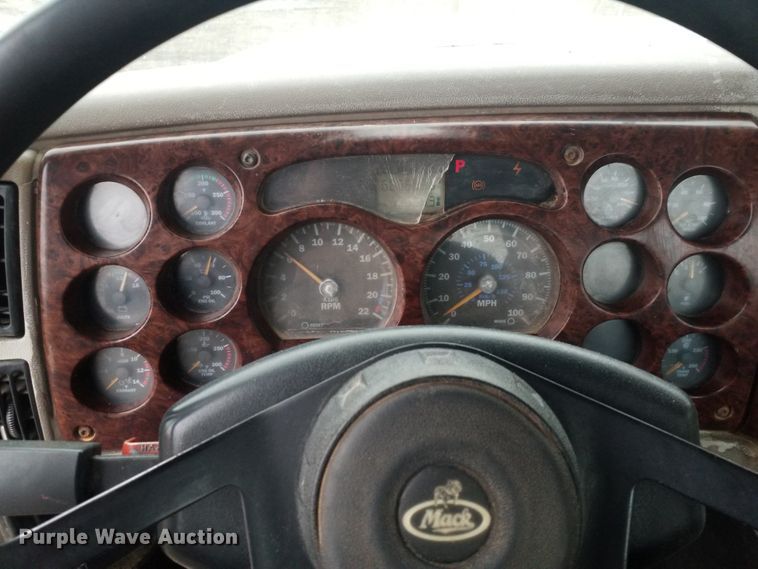 image for item GJ9166 2001 Mack CH613 semi truck