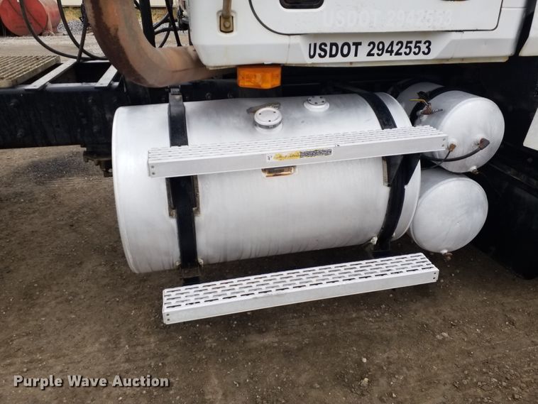 image for item GJ9166 2001 Mack CH613 semi truck