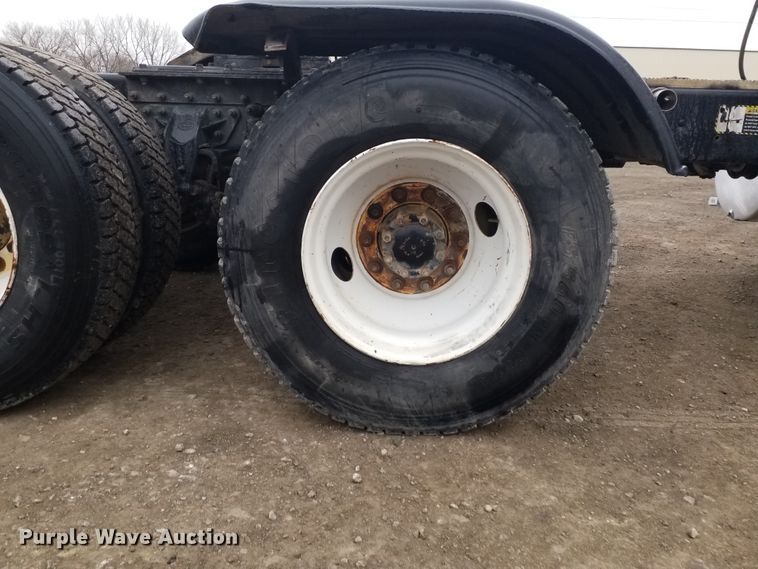 image for item GJ9166 2001 Mack CH613 semi truck