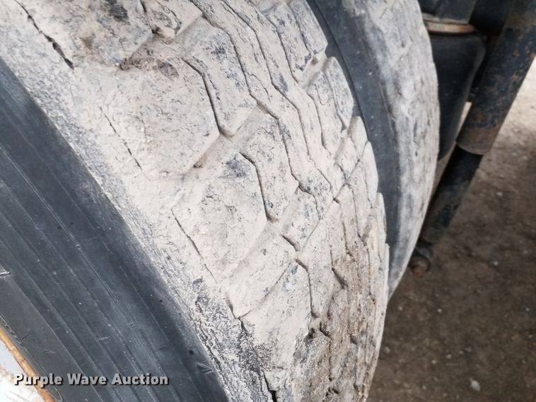 image for item GJ9166 2001 Mack CH613 semi truck