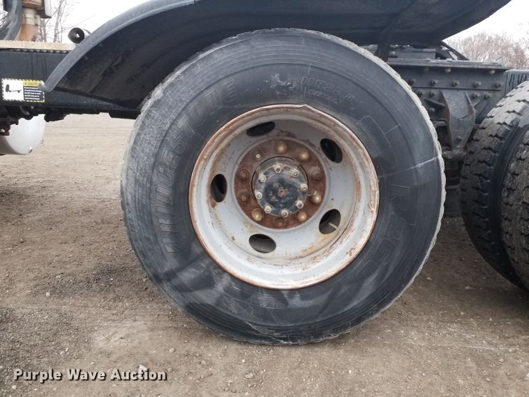 image for item GJ9166 2001 Mack CH613 semi truck