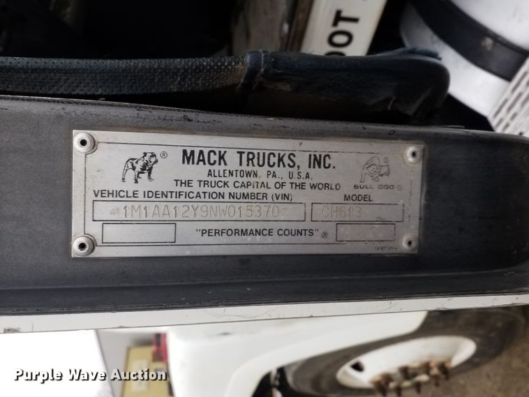 image for item GJ9166 2001 Mack CH613 semi truck