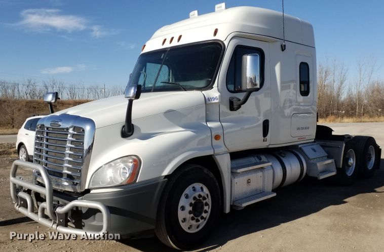 image for item GJ9190 2013 Freightliner Cascadia semi truck