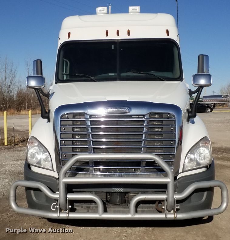 image for item GJ9190 2013 Freightliner Cascadia semi truck