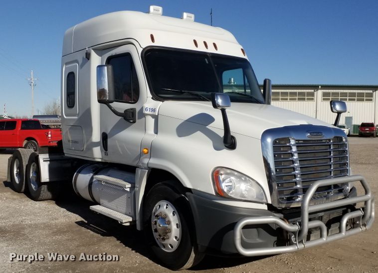 image for item GJ9190 2013 Freightliner Cascadia semi truck