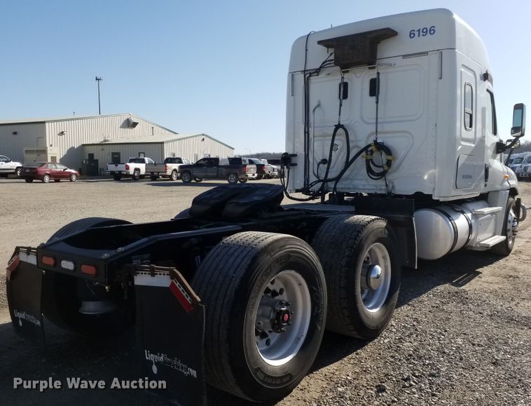 image for item GJ9190 2013 Freightliner Cascadia semi truck