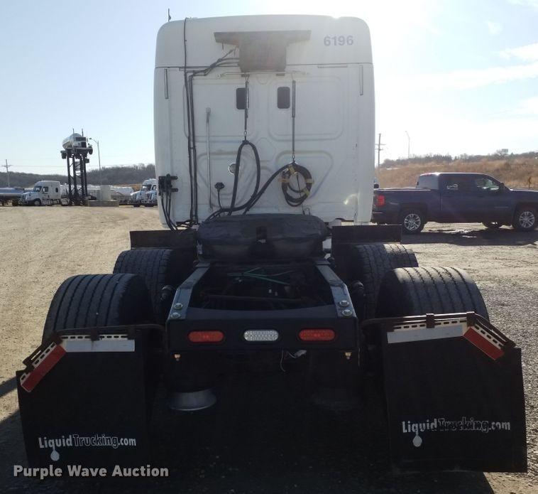 image for item GJ9190 2013 Freightliner Cascadia semi truck