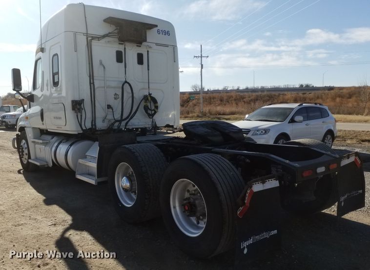 image for item GJ9190 2013 Freightliner Cascadia semi truck