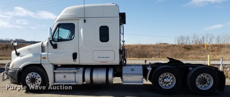 image for item GJ9190 2013 Freightliner Cascadia semi truck