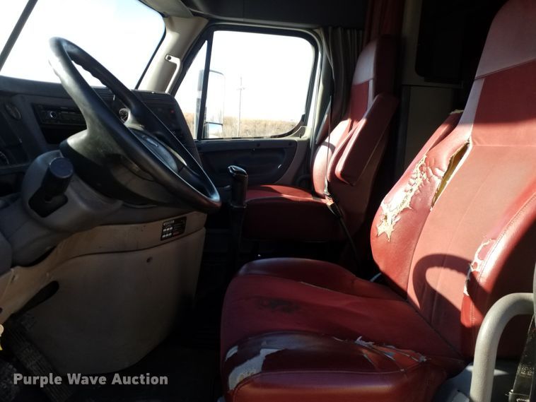 image for item GJ9190 2013 Freightliner Cascadia semi truck