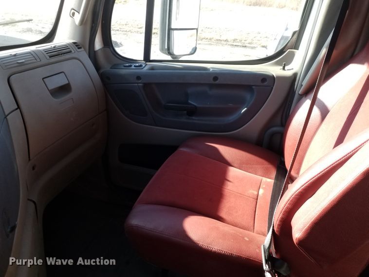 image for item GJ9190 2013 Freightliner Cascadia semi truck