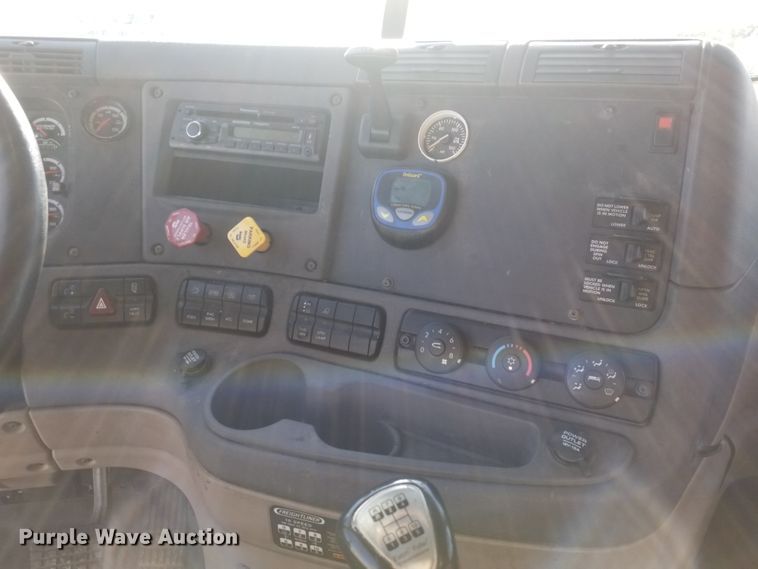 image for item GJ9190 2013 Freightliner Cascadia semi truck