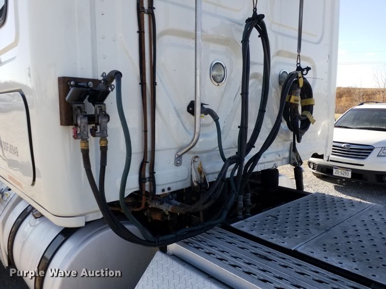 image for item GJ9190 2013 Freightliner Cascadia semi truck