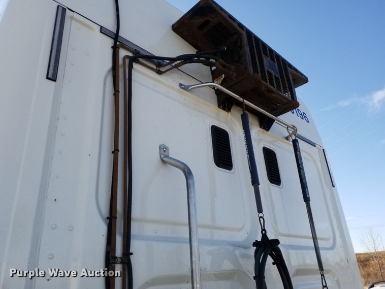 image for item GJ9190 2013 Freightliner Cascadia semi truck