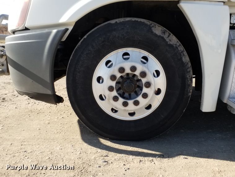 image for item GJ9190 2013 Freightliner Cascadia semi truck