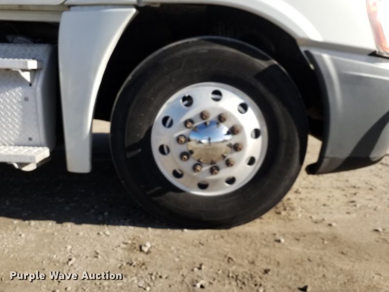 image for item GJ9190 2013 Freightliner Cascadia semi truck