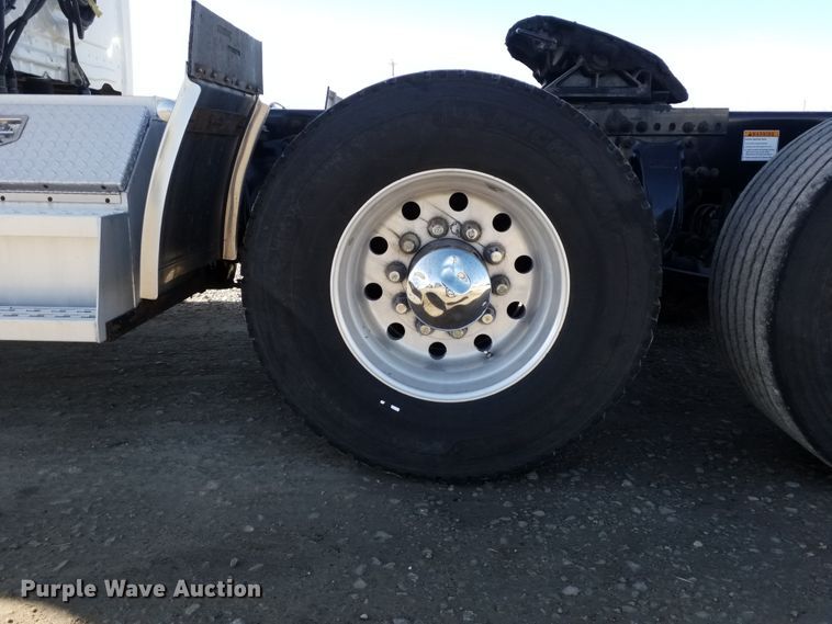 image for item GJ9190 2013 Freightliner Cascadia semi truck