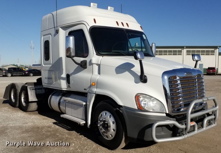 image for item GJ9191 2012 Freightliner Cascadia semi truck