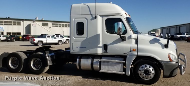 image for item GJ9191 2012 Freightliner Cascadia semi truck