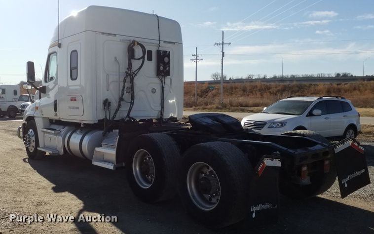 image for item GJ9191 2012 Freightliner Cascadia semi truck