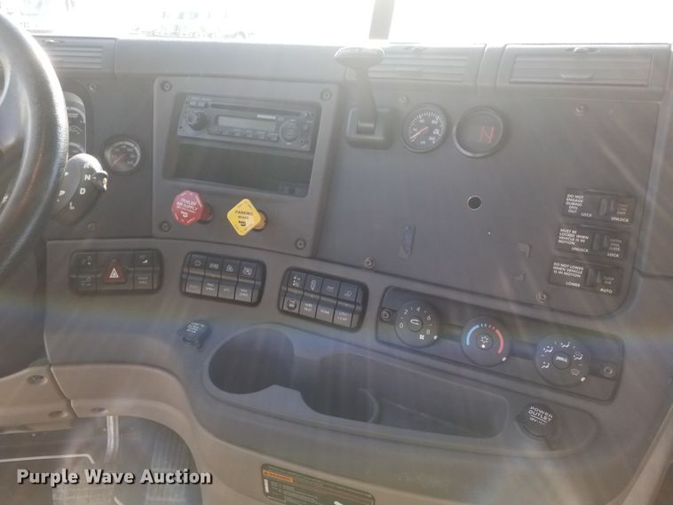 image for item GJ9191 2012 Freightliner Cascadia semi truck