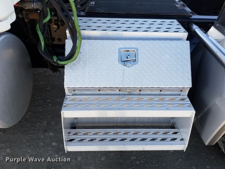 image for item GJ9191 2012 Freightliner Cascadia semi truck