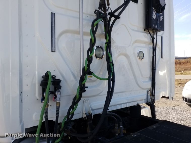 image for item GJ9191 2012 Freightliner Cascadia semi truck