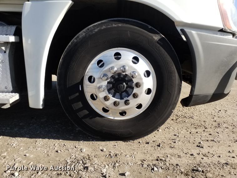 image for item GJ9191 2012 Freightliner Cascadia semi truck