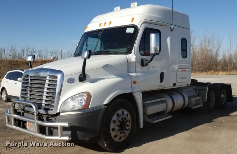 image for item GJ9192 2010 Freightliner Cascadia semi truck