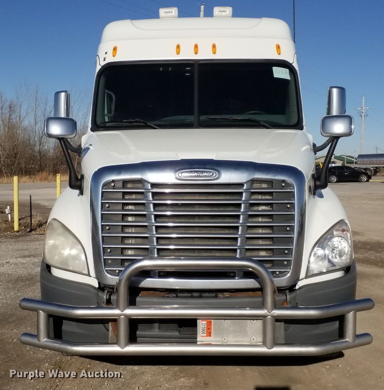 image for item GJ9192 2010 Freightliner Cascadia semi truck