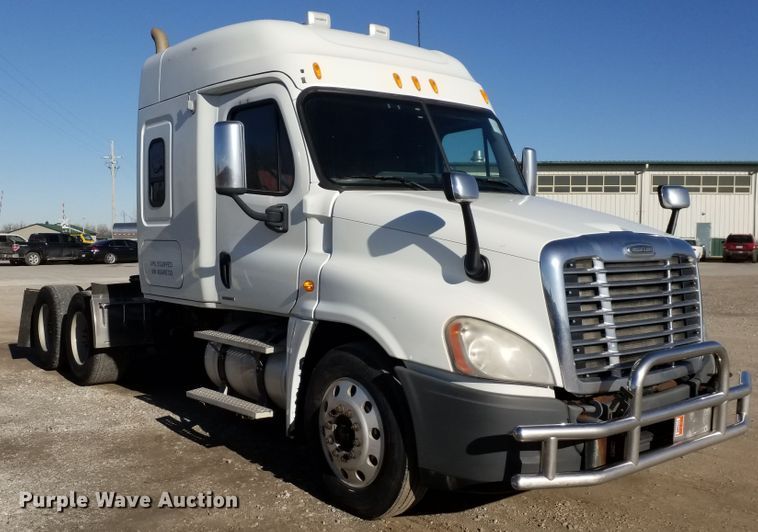 image for item GJ9192 2010 Freightliner Cascadia semi truck