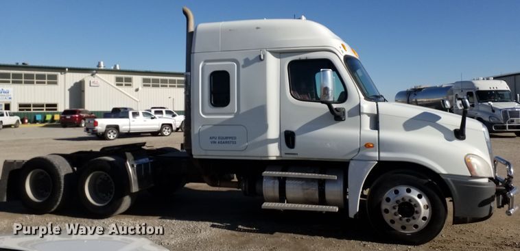 image for item GJ9192 2010 Freightliner Cascadia semi truck