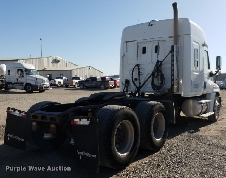 image for item GJ9192 2010 Freightliner Cascadia semi truck