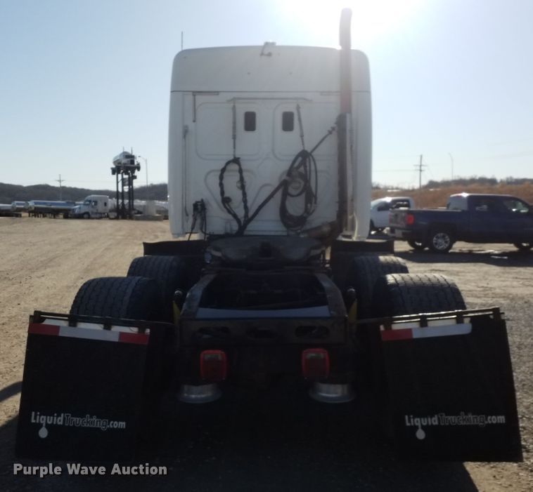 image for item GJ9192 2010 Freightliner Cascadia semi truck