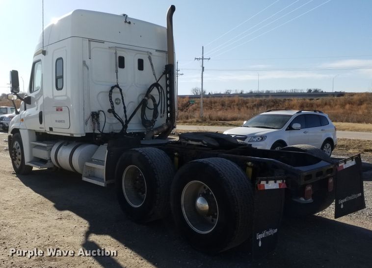 image for item GJ9192 2010 Freightliner Cascadia semi truck