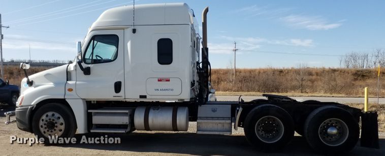 image for item GJ9192 2010 Freightliner Cascadia semi truck