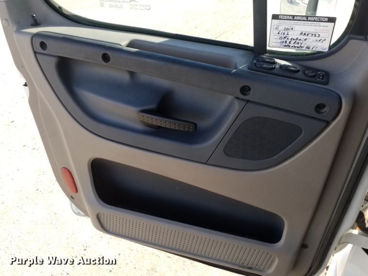 image for item GJ9192 2010 Freightliner Cascadia semi truck