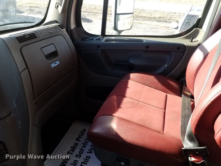 image for item GJ9192 2010 Freightliner Cascadia semi truck