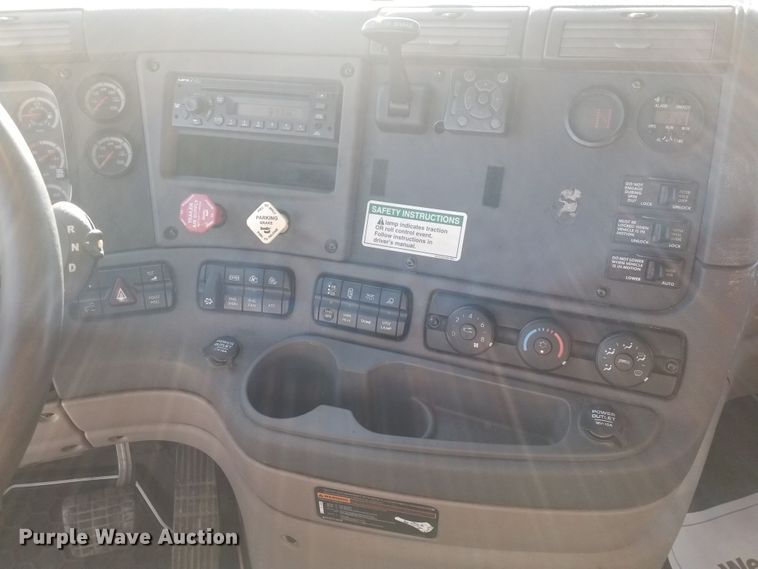 image for item GJ9192 2010 Freightliner Cascadia semi truck