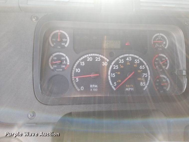 image for item GJ9192 2010 Freightliner Cascadia semi truck