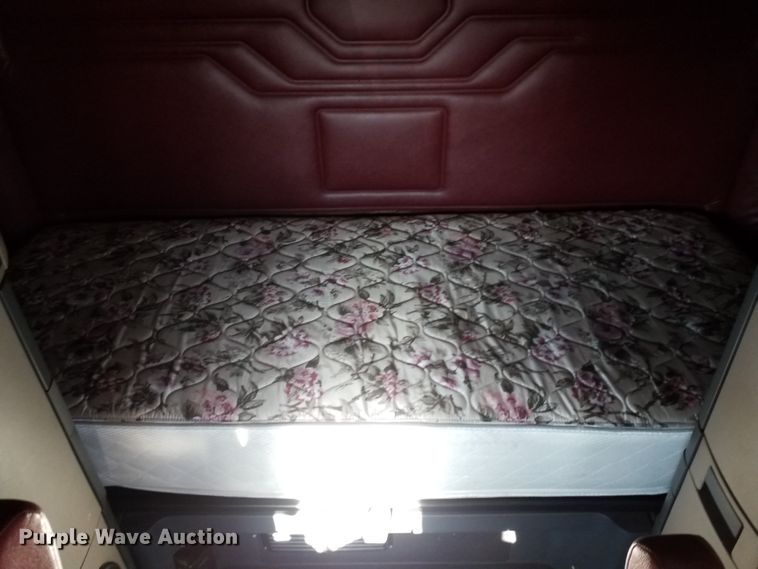 image for item GJ9192 2010 Freightliner Cascadia semi truck