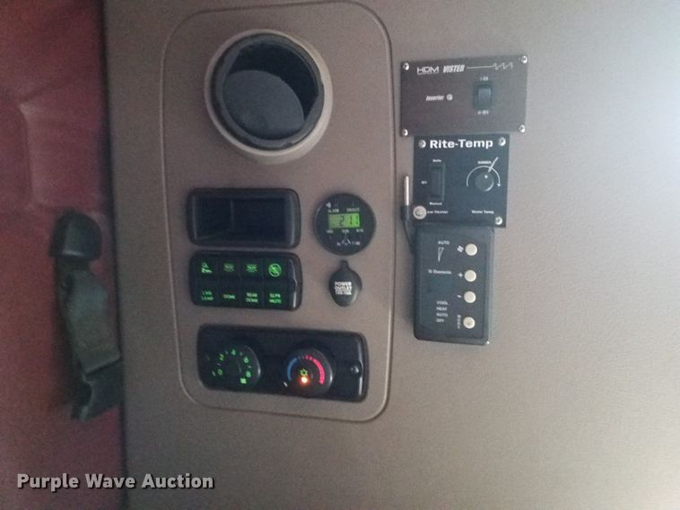 image for item GJ9192 2010 Freightliner Cascadia semi truck