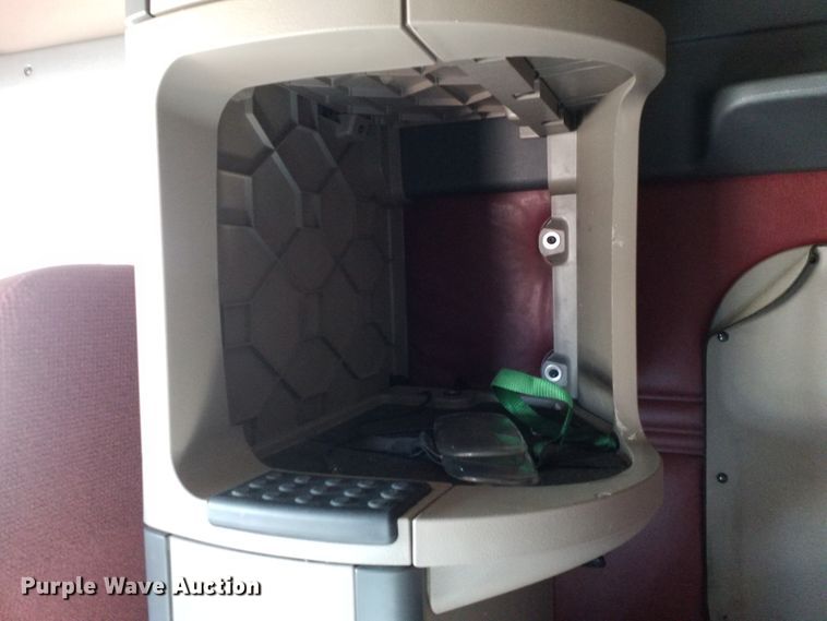 image for item GJ9192 2010 Freightliner Cascadia semi truck