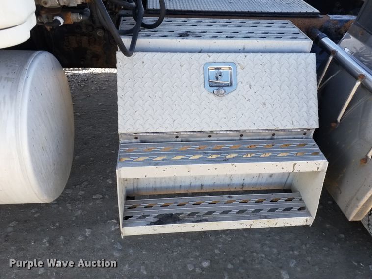 image for item GJ9192 2010 Freightliner Cascadia semi truck